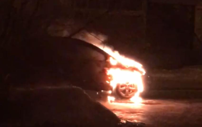 Ночью в Архангельске горел легковой автомобиль